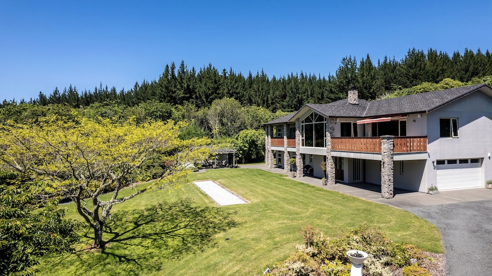 Chalet Eiger Lodge — 5-Star Luxury Hotel in Taupo, New Zealand