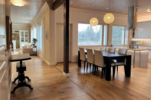 Stunning 5BR 16 Bed Home with Finnish Sauna & Jacuzzi 340 m2 — 4-Star Luxury Hotel in Tampere, Finland