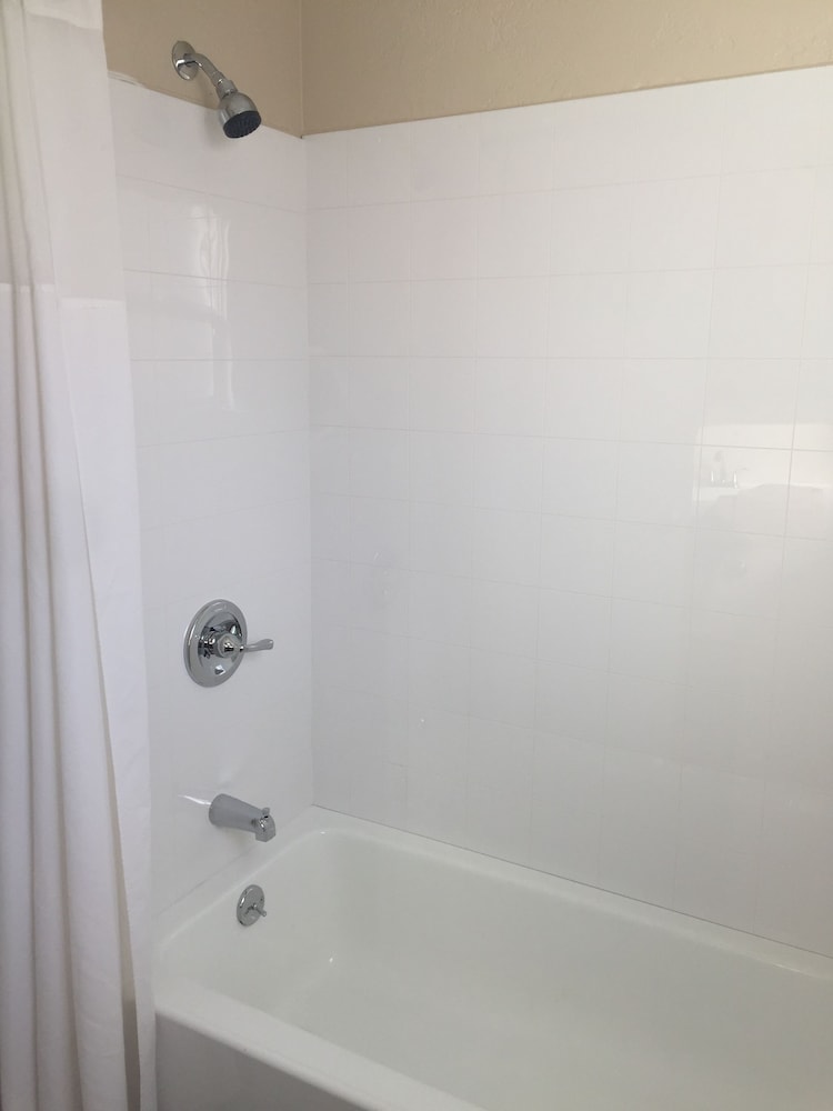 Circle R Motel - photo 22