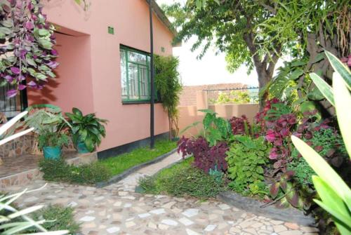 Piris Garden Home Retreat 21244933 — Centenary