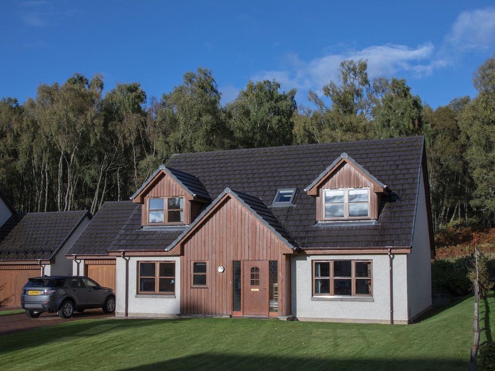 Highland Holiday Homes Tulloch Ard — 4-Star Luxury Hotel in Aviemore, United Kingdom