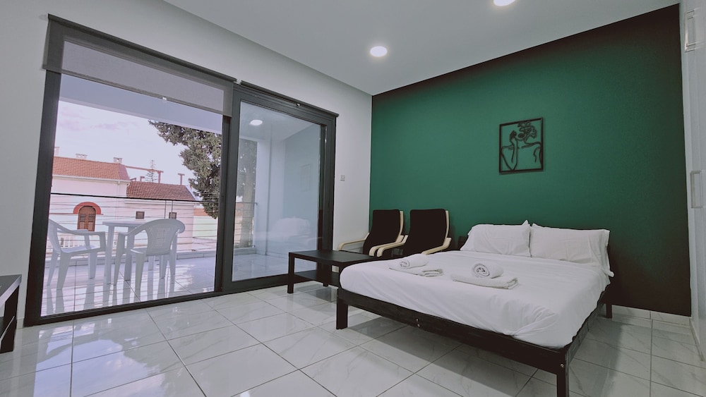 109 LIM 2 Stay Cypress Studio