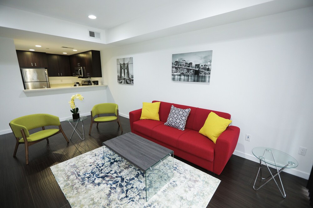 Downtown Cosmopolitan Suites - photo 3