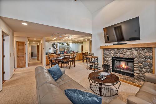 5 McCloud Bright and Quaint Living — Incline Village — photo 2