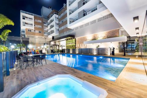 Terrazzo 602B Cobertura duplex à poucos metros da praia de Bombas Condomínio com piscina Academia Solário