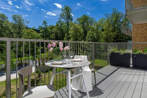 cohost I New Apt w Balcony I Air Condition I Free Parking & Netflix I By Botanical Park — 4-Star Luxury Hotel in Kaunas, Lithuania