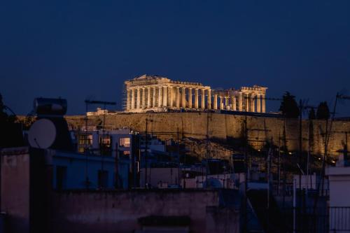 Paradise Heated Jacuzzi with Acropolis View — 4-Star Luxury Hotel in Athens, Greece