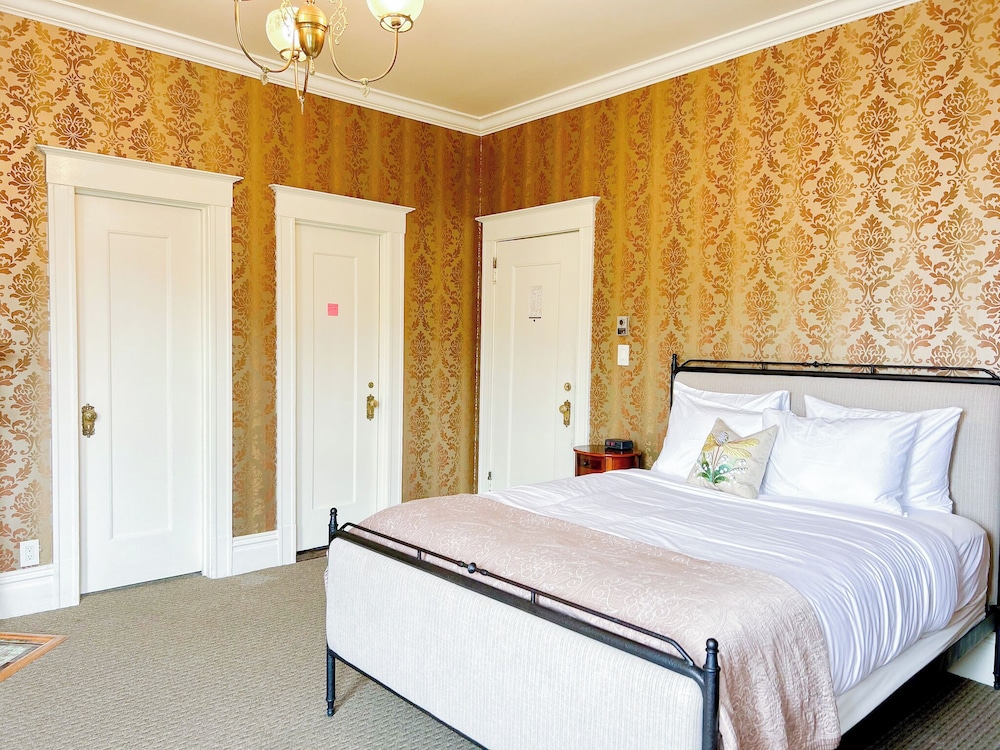 Nob Hill Inn - photo 32