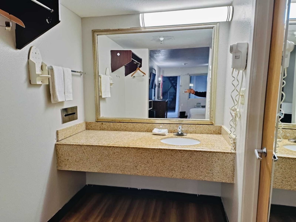 Travelers inn by OYO Wichita Falls - photo 24
