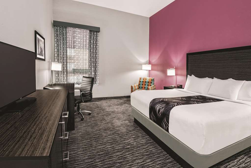 La Quinta Inn & Suites by Wyndham Dallas Grand Prairie North - photo 18