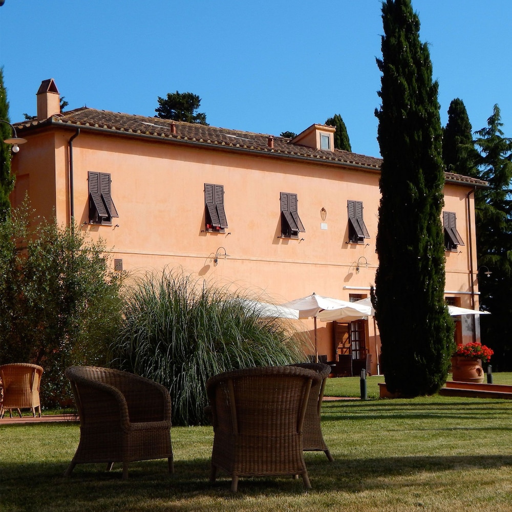 Agriturismo Santo Pietro — 4-Star Luxury Hotel in Capannoli, Italy