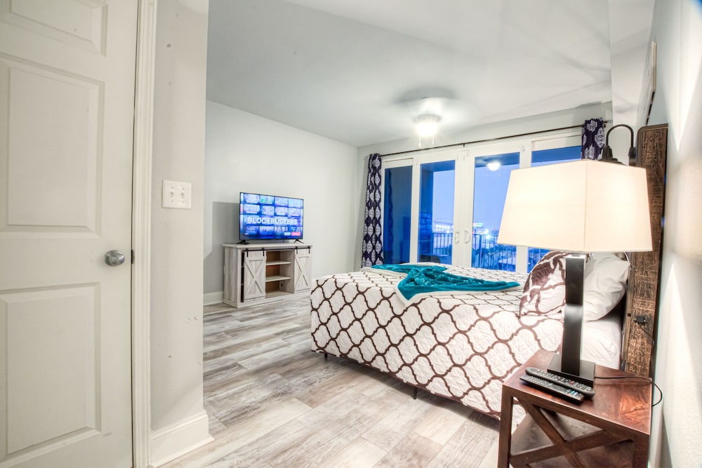 Laketown Wharf Resort by Aneliya's Rentals - photo 260