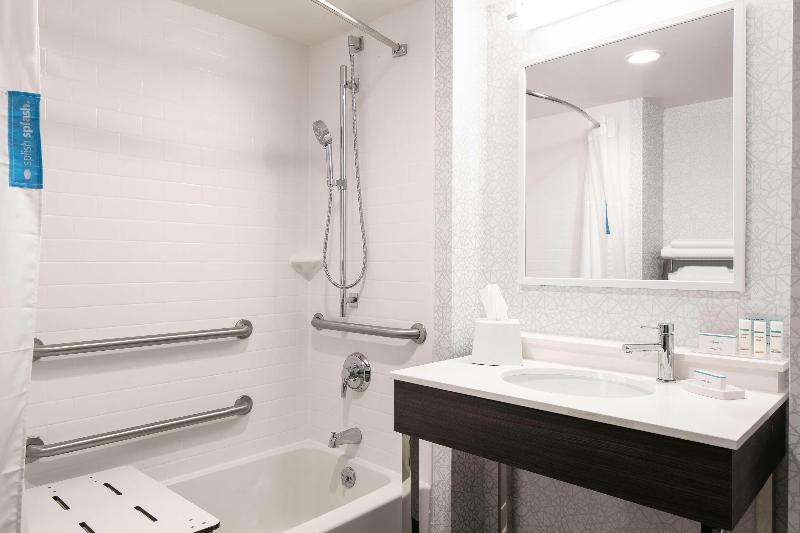 Hampton Inn Dubuque - photo 17