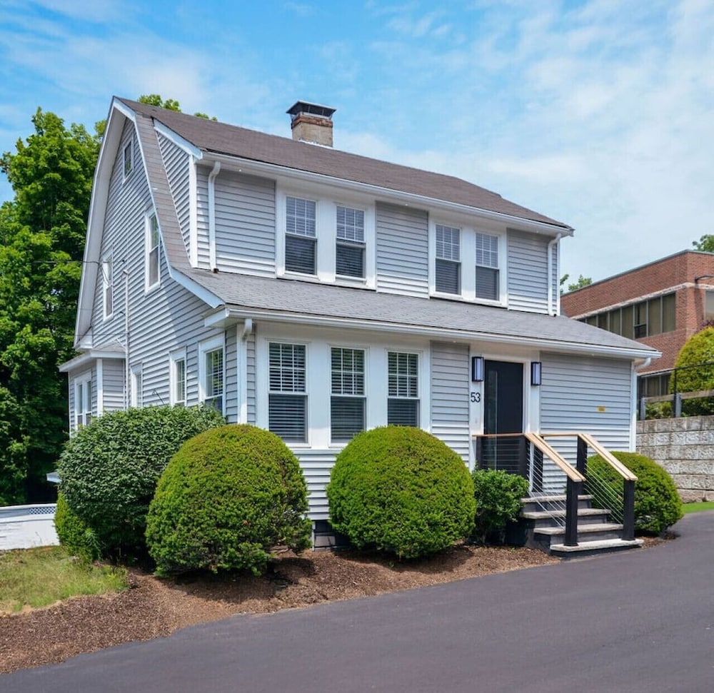 Enchanting Hidden Door Escape — hotel in Stoneham