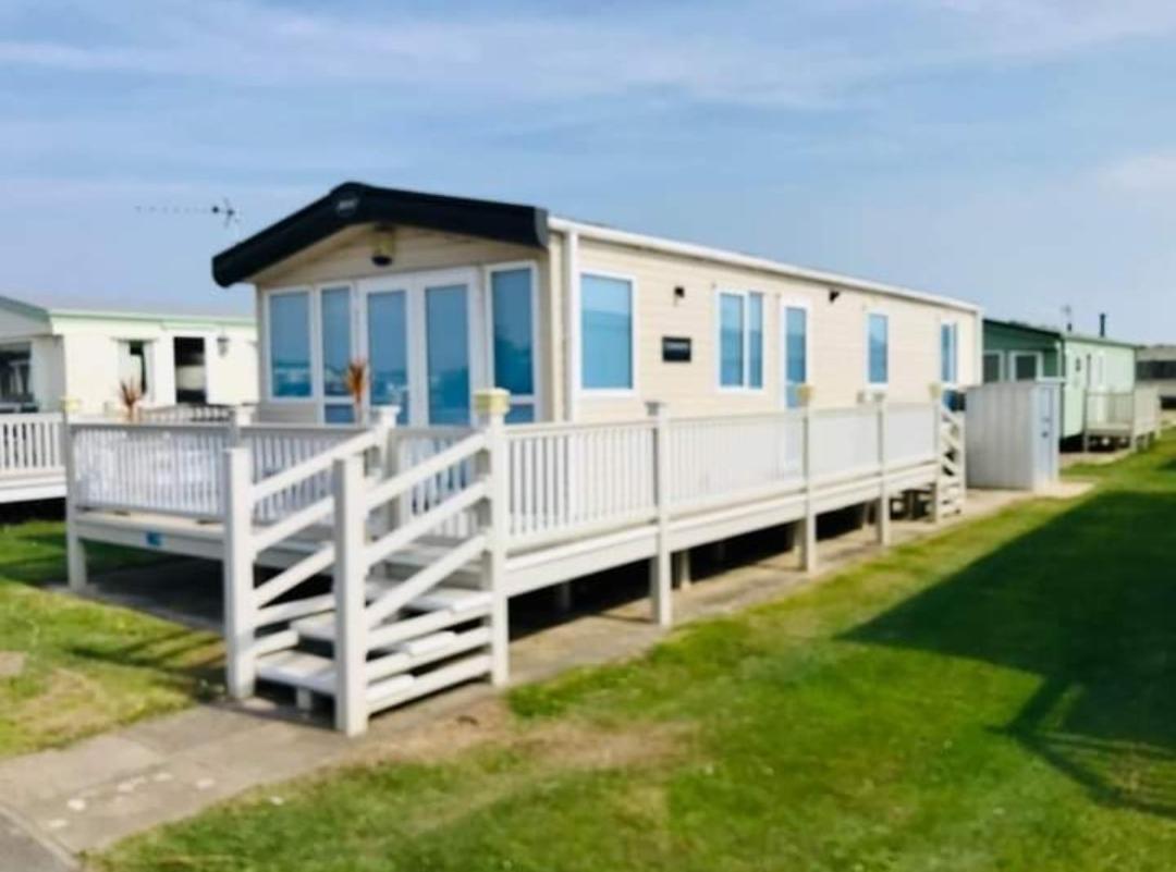 Cosy caravans Meadow view in Chapel Saint Leonards, United Kingdom