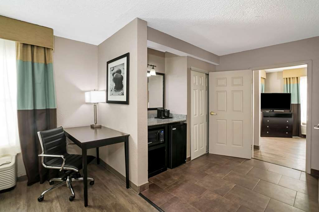 La Quinta Inn & Suites by Wyndham Lebanon - photo 19