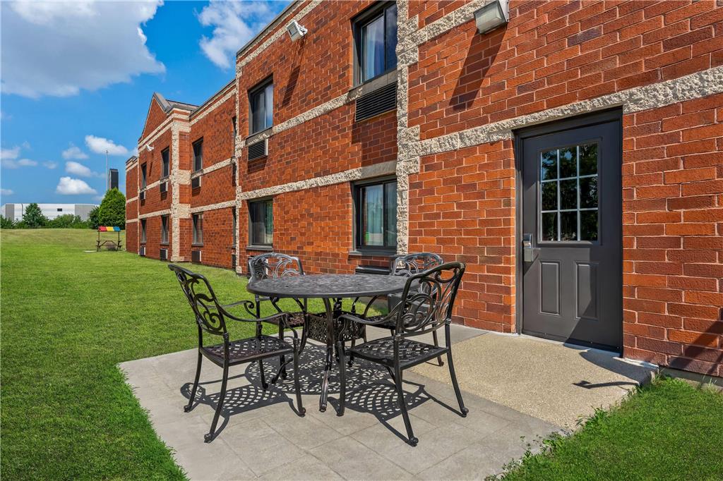 Super 8 by Wyndham Elgin - photo 3
