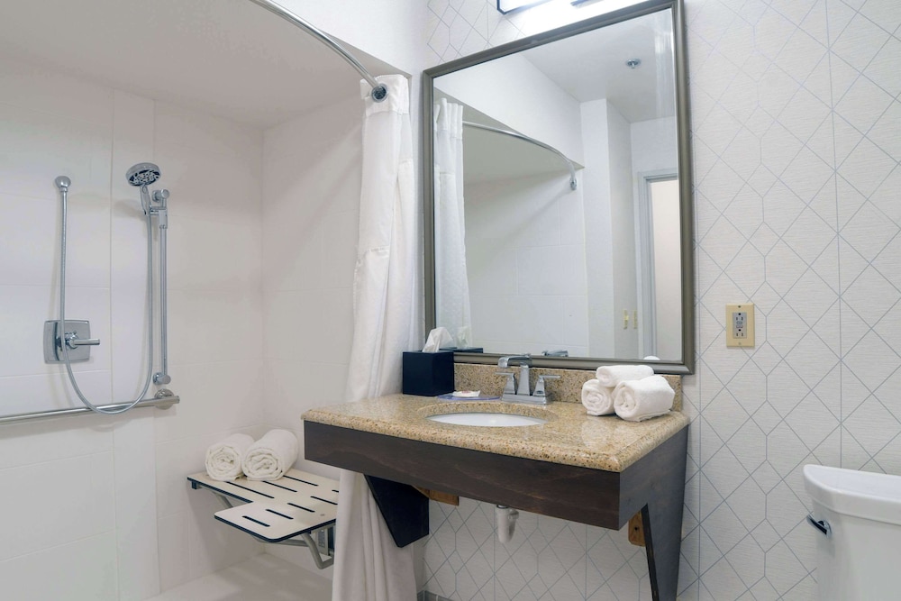 Comfort Inn & Suites NW Milwaukee - photo 36