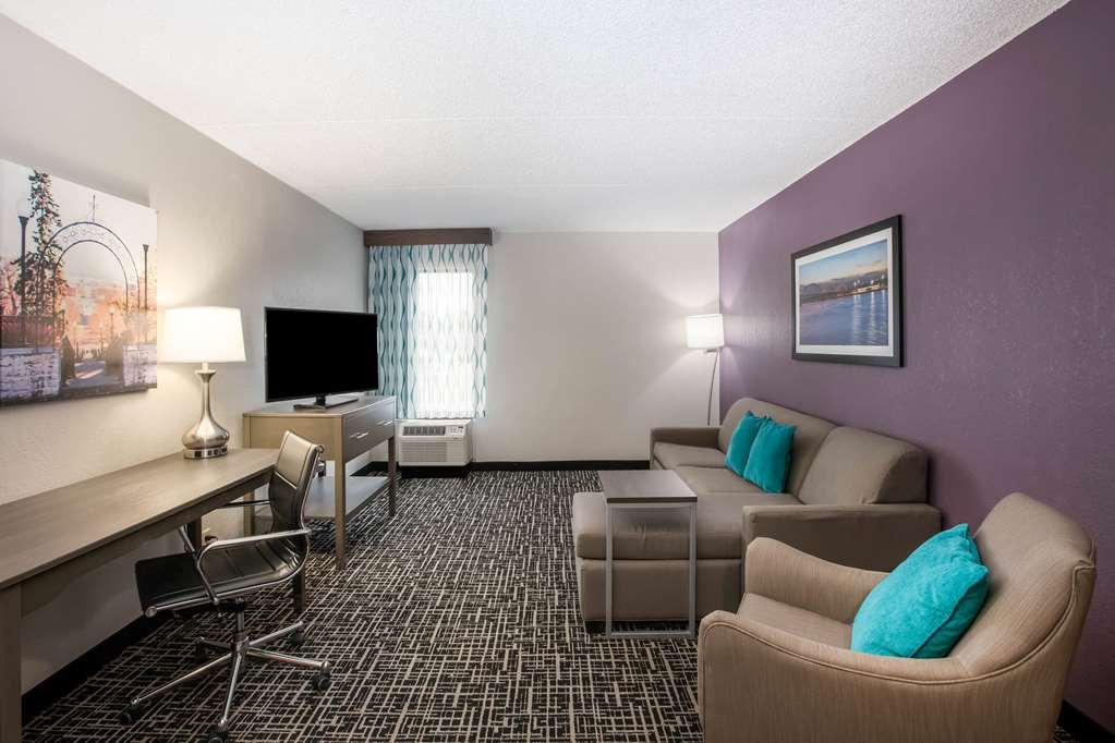 La Quinta Inn by Wyndham Davenport & Conference Center - photo 32