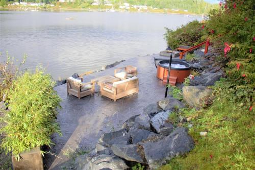 Salt Loft Oceanfront Hot Tub And Firepit in Ucluelet, Canada
