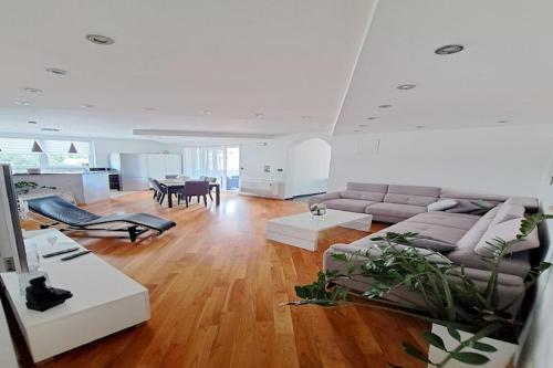 Apartment The Big Chill Three Bedroom Apartment with Terrace Balcony and Jacuzzi