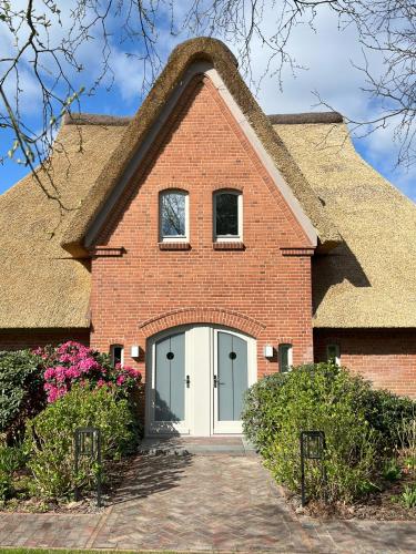 Reetdach Landhaus Mini Haubarg — 4-Star Luxury Hotel in Tating, Germany