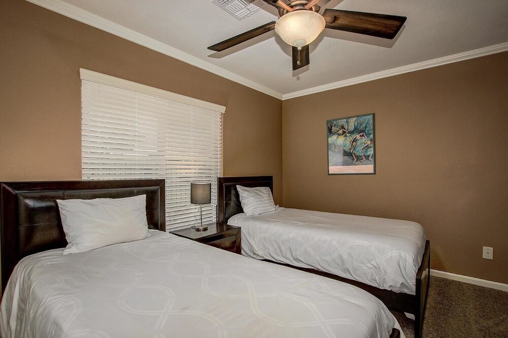 SLS Verde Luxury Estate with FREE Heated Pool Spa Pool Table & Muc - photo 2