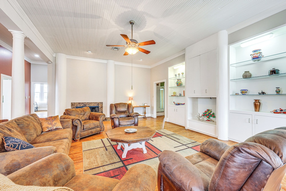 'the Loft' Historic Dtwn Hondo Apt w Balcony — 4-Star Luxury Hotel in Hondo, United States