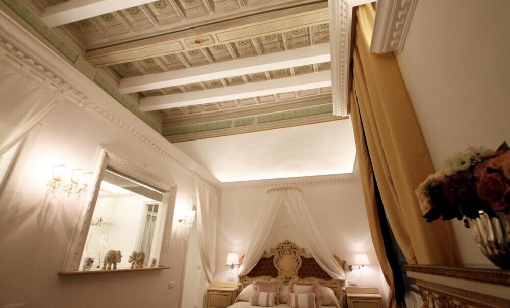 Vicolo Savelli Luxury Suites — 4-Star Luxury Hotel in Rome, Italy