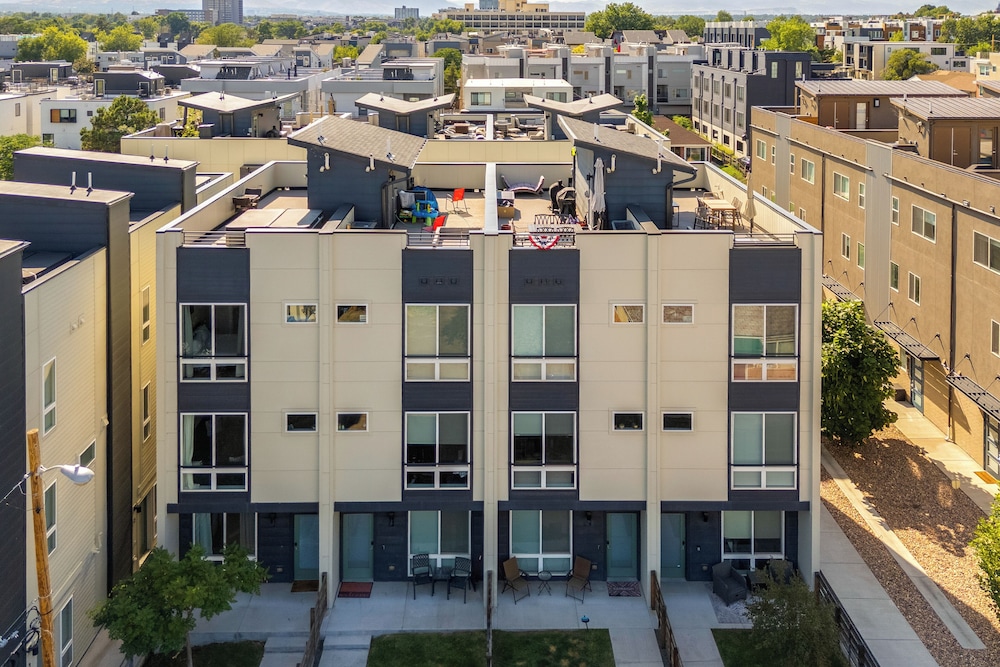 Mountain view Rooftop Deck: Denver Townhome — 4-Star Luxury Hotel in Denver, United States