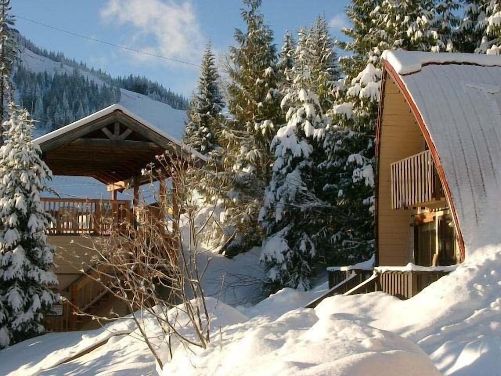 Red Shutter Cabin — Rossland — photo 2