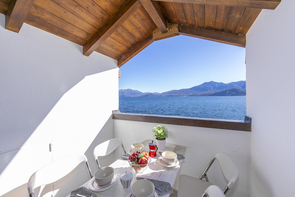 Blu Lake Apartment on Ghiffa Beach — 4-Star Luxury Hotel in Ghiffa, Italy