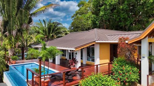 Relax At This Hillside Retreat That Overlooks The Lush Forest And The Caribbean in Unknown City, Honduras