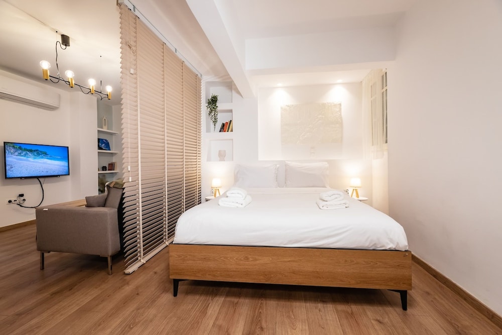 Quiet Apartment with a Garden at Exarcheia — 4-Star Luxury Hotel in Athens, Greece
