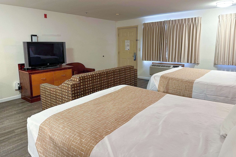 Econo Lodge Edmonds North Seattle - photo 20