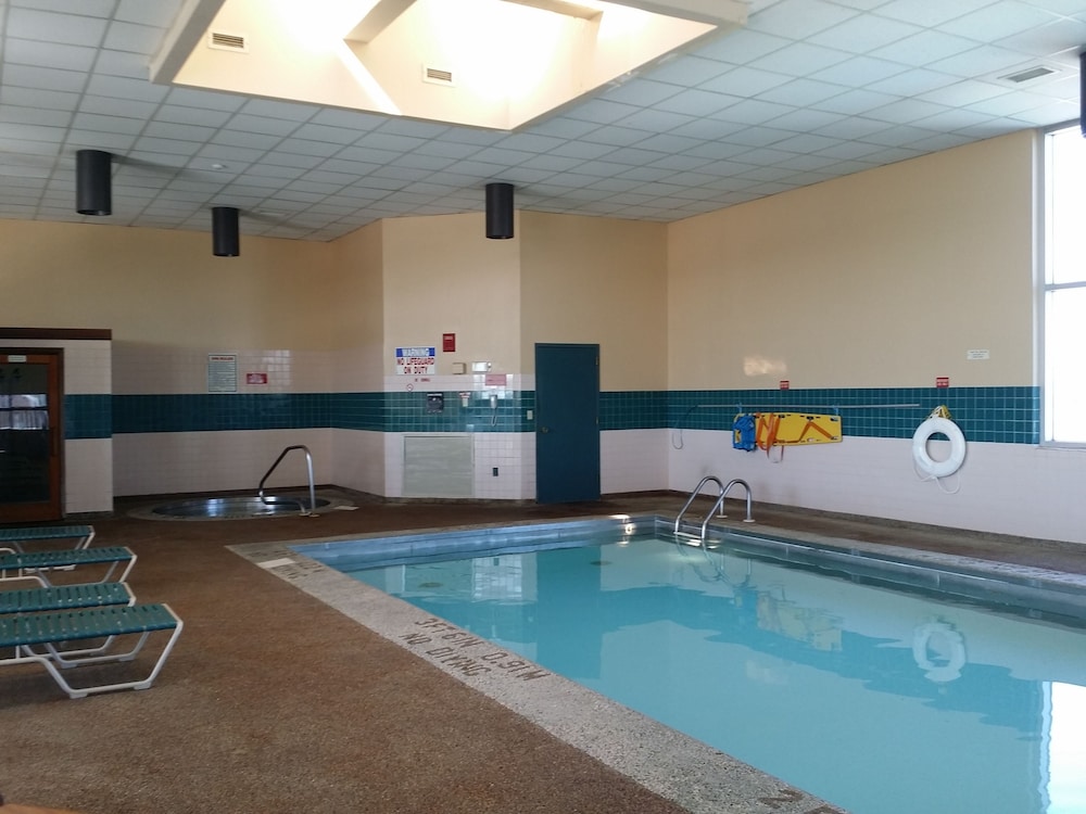 Baymont Inn & Suites Grand Rapids Near Downtown - photo 9