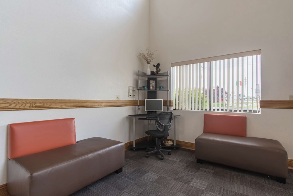 Red Roof Inn Greencastle South Cloverdale - photo 21