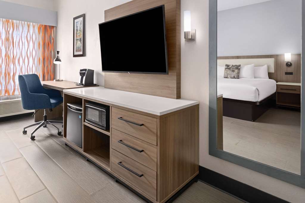 La Quinta Inn & Suites by Wyndham Atlanta South Newnan - photo 32