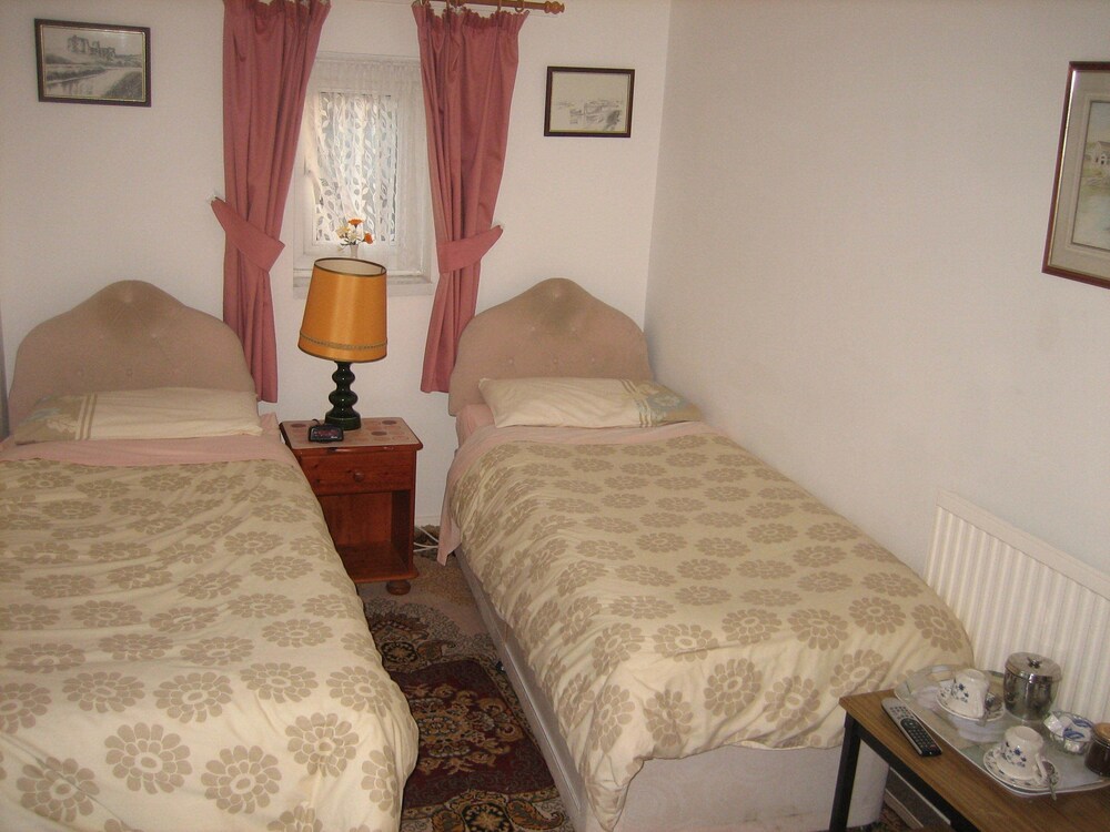 Four seasons Guest House — Burry Port — photo 4