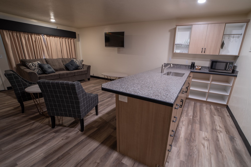 Clover Creek Inn - photo 14