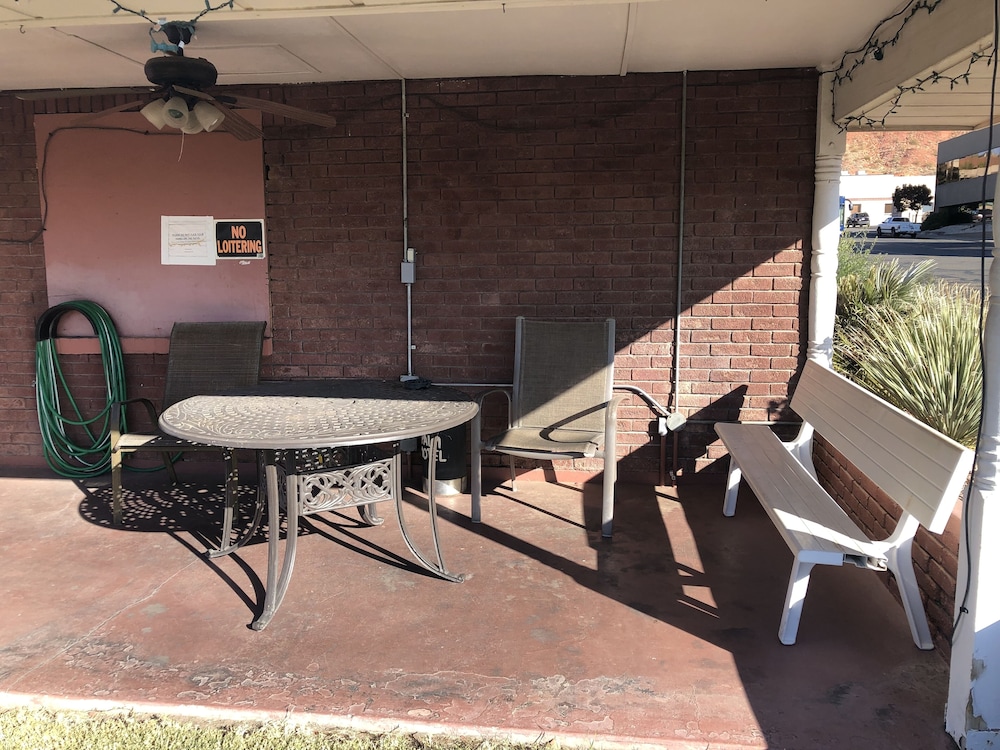 Dixie Palms Motel - photo 20