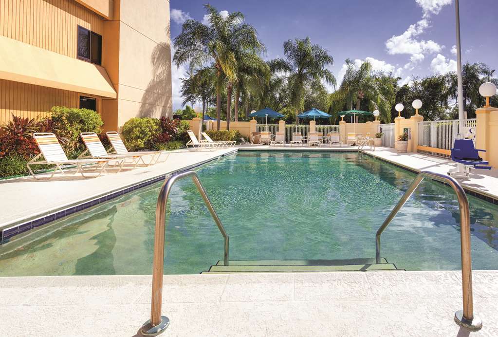 La Quinta Inn & Suites by Wyndham Miami Airport East - photo 15