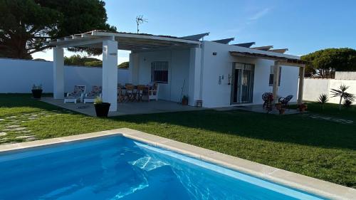 Las Casitas de la Barrosa con jardín y piscina — 4-Star Luxury Hotel in Chiclana De La Frontera, Spain
