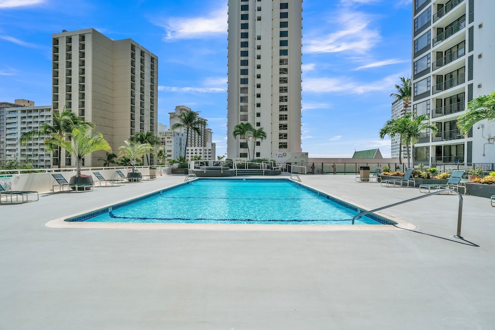 Standard Ocean View Condo 35th floor views Free parking & Wifi by Koko Resort Vacation Rentals Honolulu - photo 22