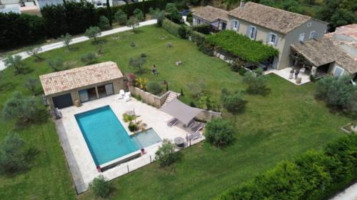 Mas Provençale entre Avignon et St Remy de Provence — hotel in Noves