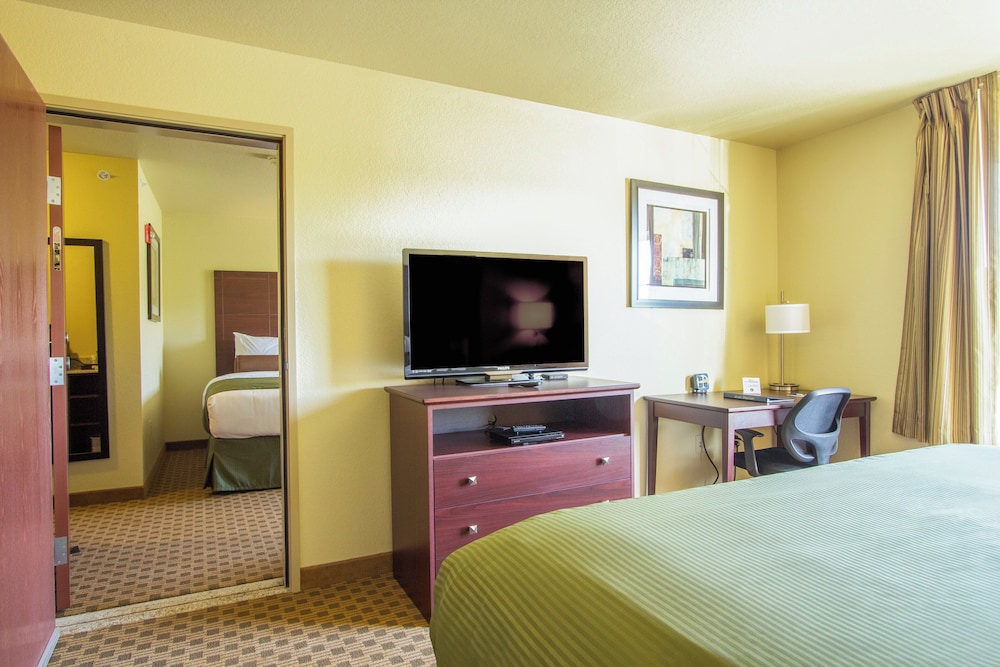 Cobblestone Inn & Suites Corry - photo 14