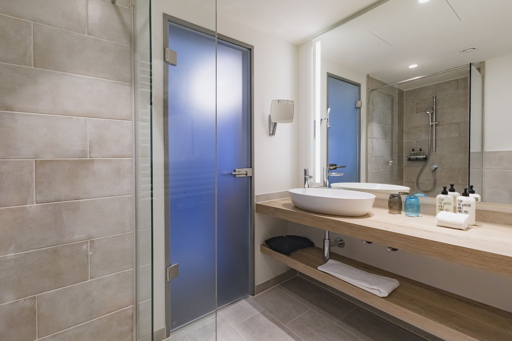 Deep soaking bathtub