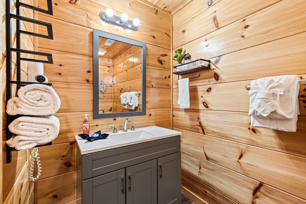 Rustic Mountain Retreat by Ghosal Luxury Lodging - photo 6