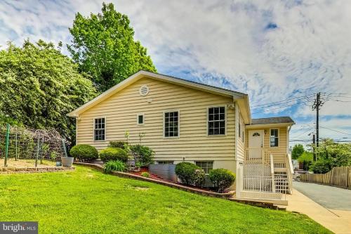 Entire 4 bedroom familyfriendly basement apartment MetroWalk — 4-Star Luxury Hotel in Rockville, United States
