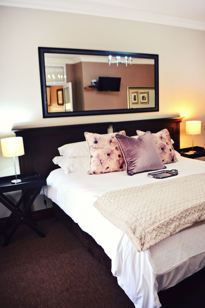 Bokmakierie Gastehuis Emalahleni Pty Ltd — 4-Star Luxury Hotel in Witbank, South Africa